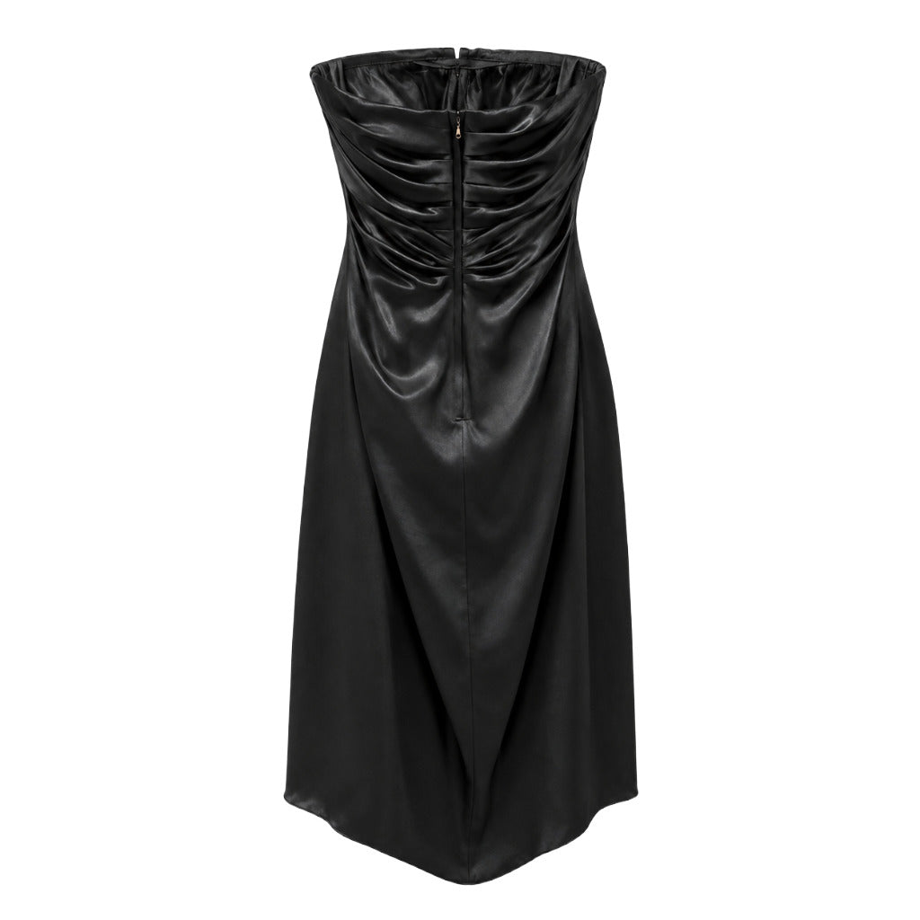 abito nero con drappeggio