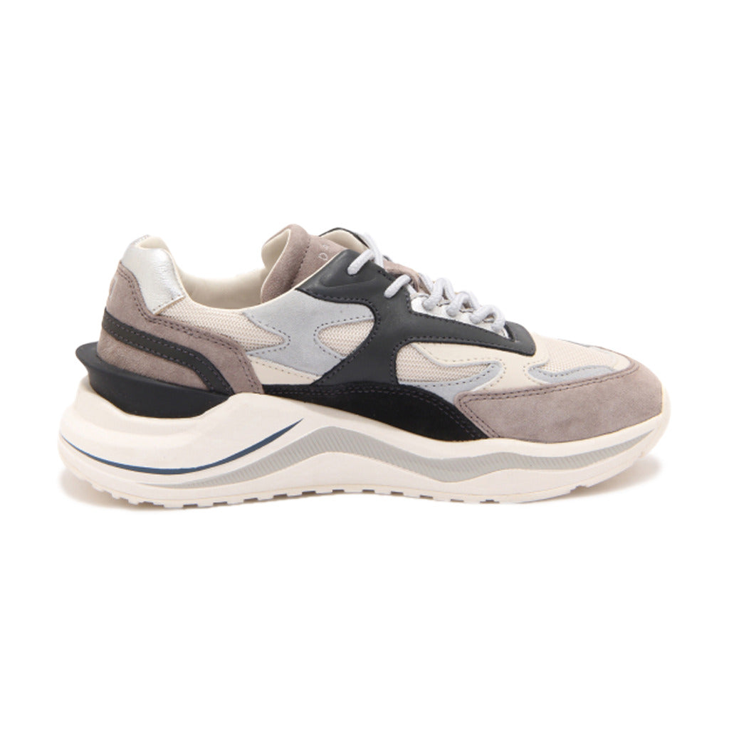 Running sneakers in tessuto tecnico beige con inserti in suede marrone e tallone metalizzato.