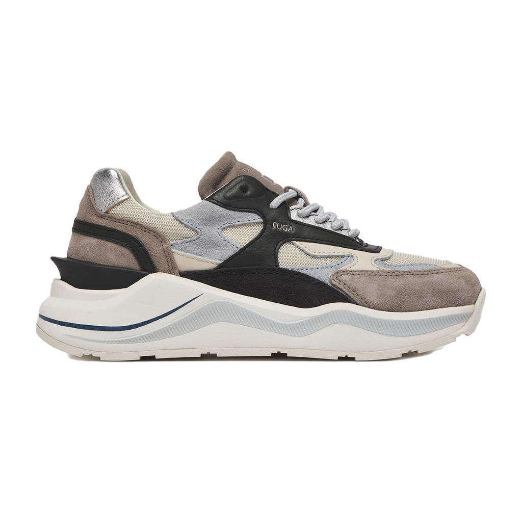 Running sneakers in tessuto tecnico beige con inserti in suede marrone e tallone metalizzato.