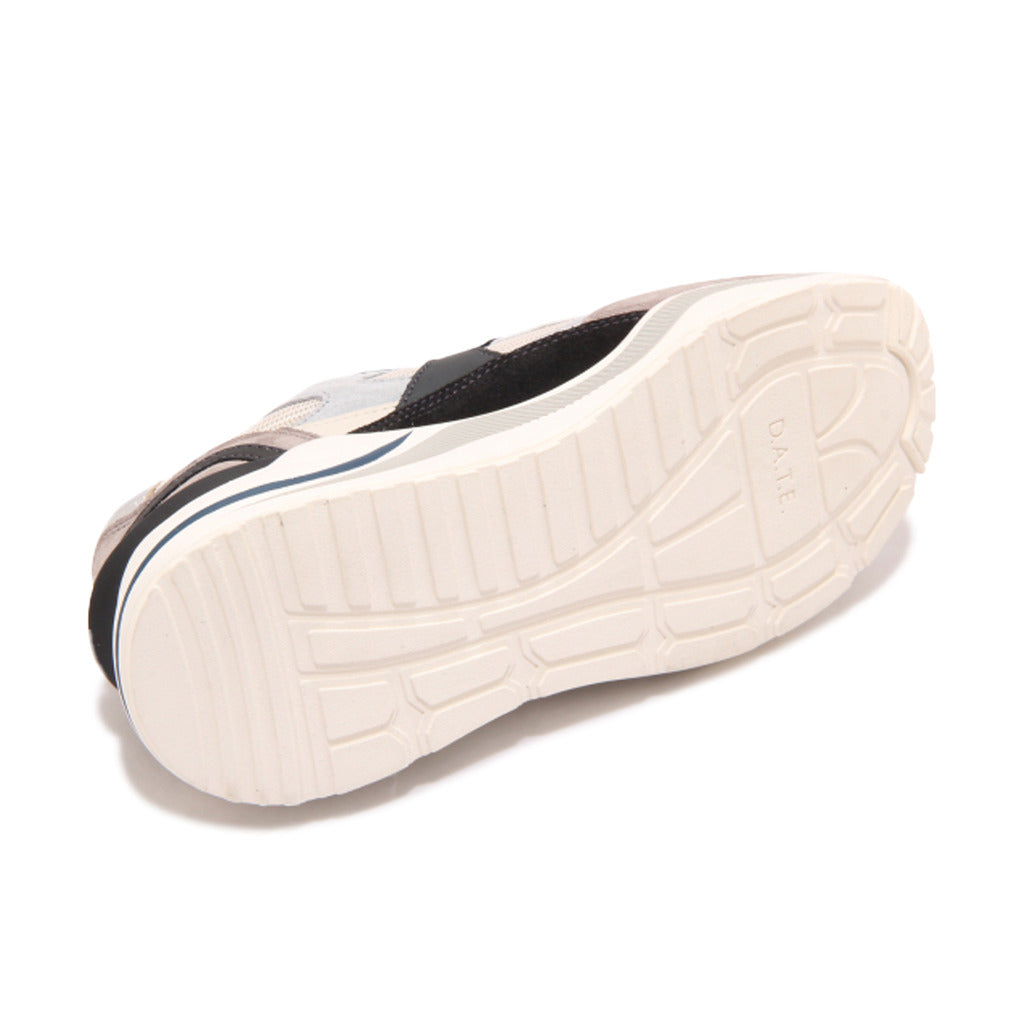 Running sneakers in tessuto tecnico beige con inserti in suede marrone e tallone metalizzato.