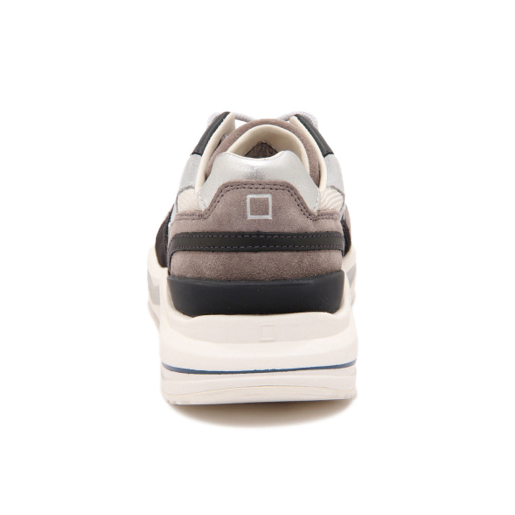 Running sneakers in tessuto tecnico beige con inserti in suede marrone e tallone metalizzato.