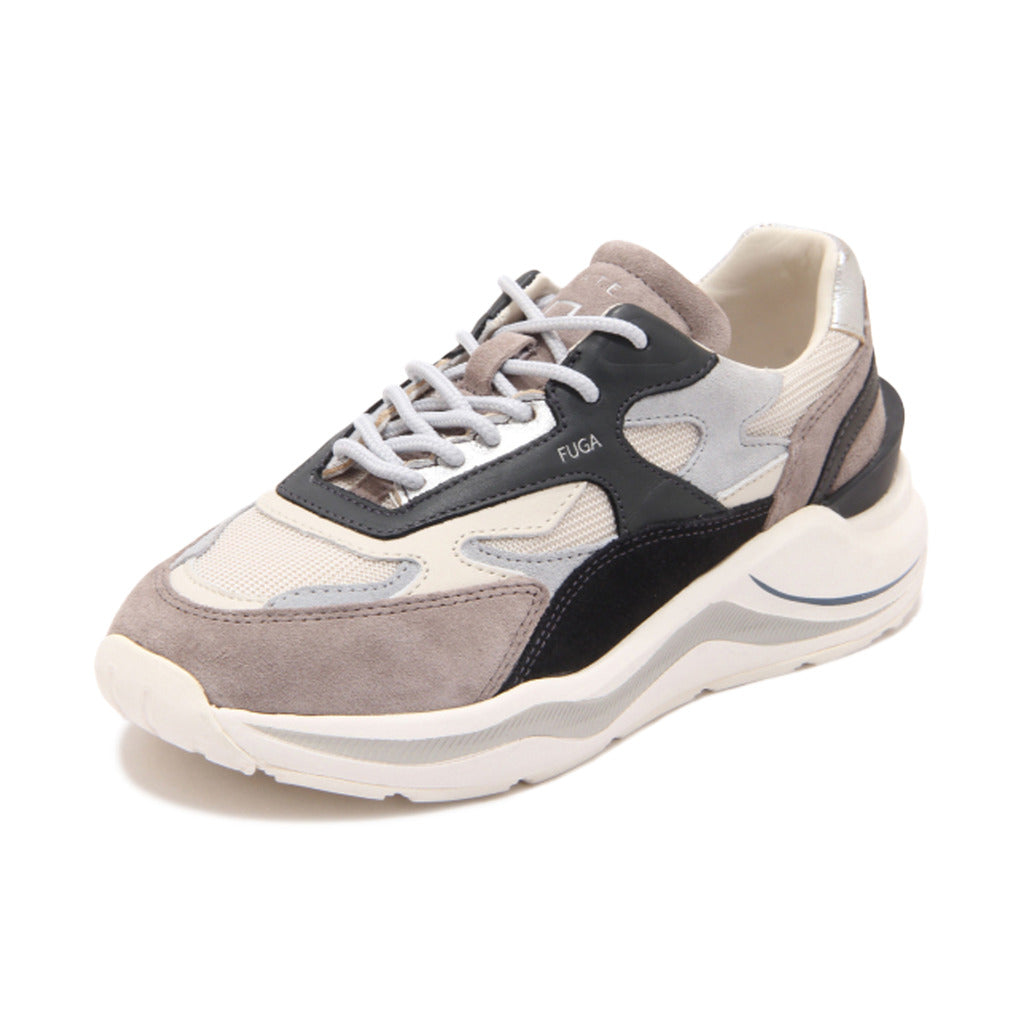 Running sneakers in tessuto tecnico beige con inserti in suede marrone e tallone metalizzato.